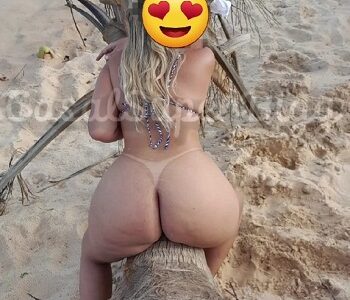 Loira bunduda na praia pelada