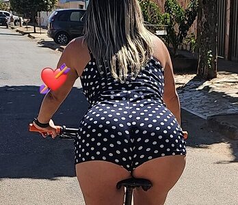 Loirinha safadinha na bike toda gostosa